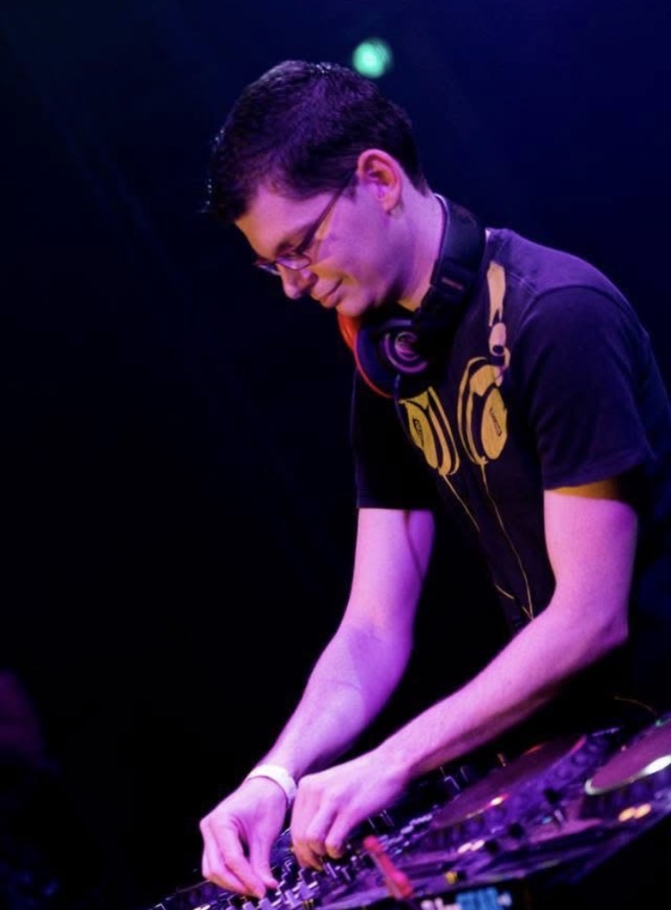 DJ Finz aan het draaien