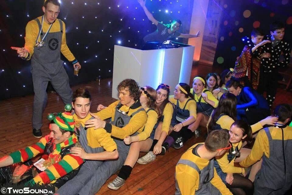 DJ Finz tijdens een carnavalsfeest