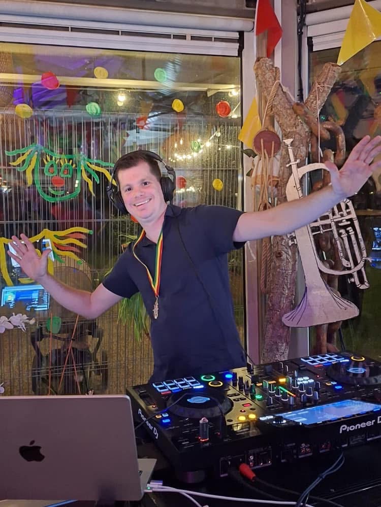 DJ Finz achter de draaitafel